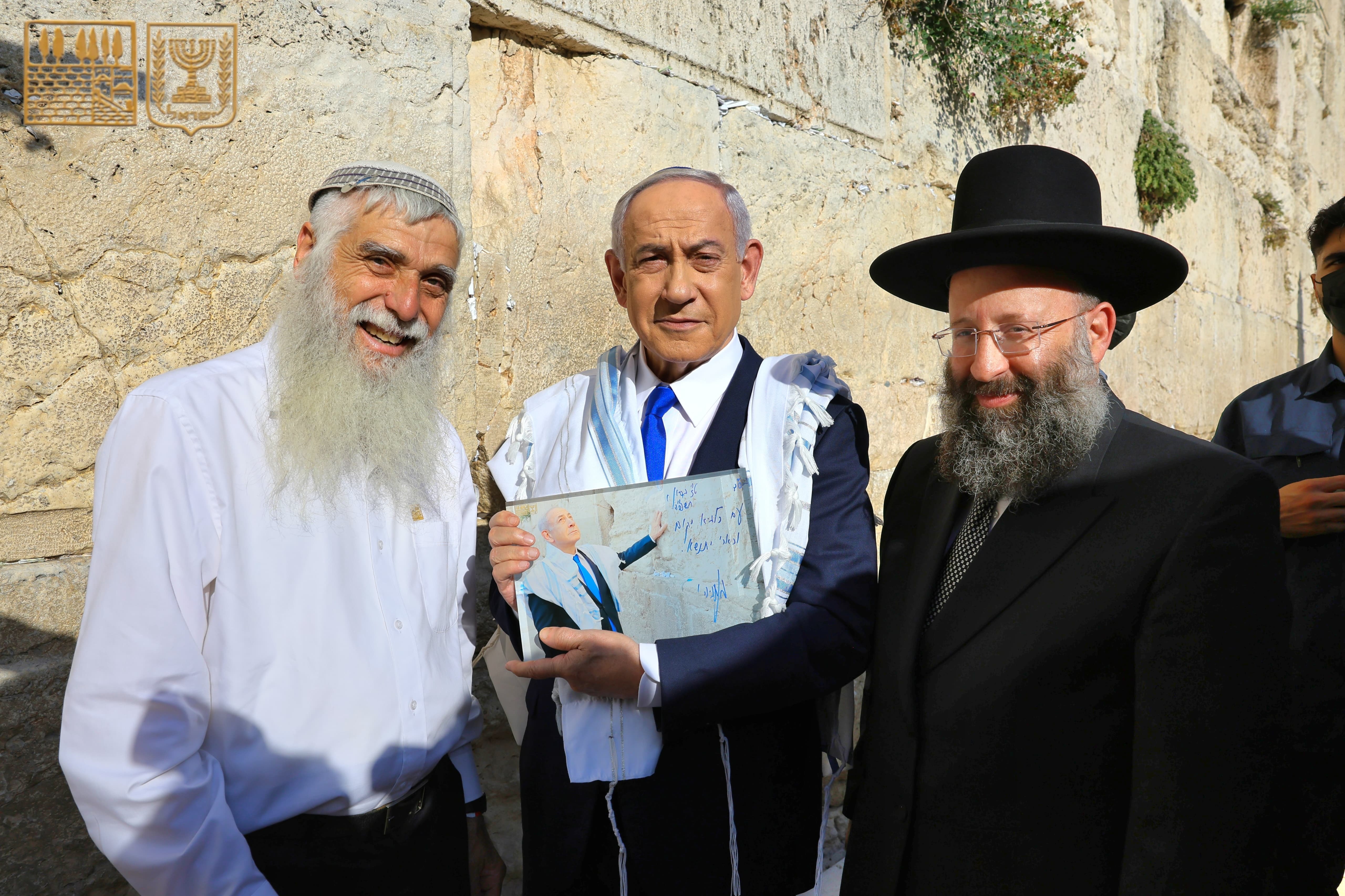 Netanyahu's wearing tallis at the Western Wall